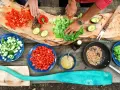 Przygotowanie świeżej sałatki z pomidorów, ogórków, awokado i papryki. Idealne monsieur cuisine przepisy na lato.