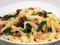 Pappardelle z chrupiącym boczkiem i szpinakiem w kremowym sosie mascarpone. Pyszne danie, które rozpływa się w ustach.