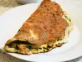 Złocisty omlet z ziołami i ciągnącym serem. Idealna lekka kolacja, która zaspokoi głód.