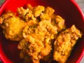 Chrupiący kurczak karaage w czerwonej misce. Idealna przekąska na imprezę.
