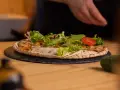 Pyszny chleb arabski z kurczakiem, świeżą sałatą i pomidorem, gotowy do podania.
