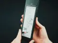 Dłonie trzymają opakowanie z sześcioma ołówkami Faber-Castell 9000. Jeden ołówek rysuje szkic postaci.