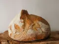 Chleb na zakwasie, z chrupiącą skórką i ozdobnym nacięciem. Idealny przykład, jak zrobić zakwas na chleb.