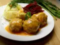Pulpety w sosie pomidorowym jak u babci, podane z puree ziemniaczanym i buraczkami. Pyszny, domowy obiad.