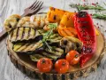 Pyszne jedzenie na grilla: grillowany bakłażan, papryka, pieczarki, pomidorki i marchewka, udekorowane rozmarynem.