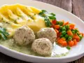 Pyszne klopsiki z mięsa z rosołu, podane z puree ziemniaczanym i warzywami. Świetny pomysł, co zrobić z mięsa z rosołu!