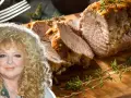 Polędwiczki wieprzowe przepis Magdy Gessler: soczyste mięso pieczone z ziołami, obok uśmiechnięta restauratorka.