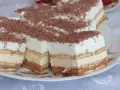 Szybkie ciasto bez pieczenia z budyniem i herbatnikami, posypane wiórkami czekolady. Idealne na deser!