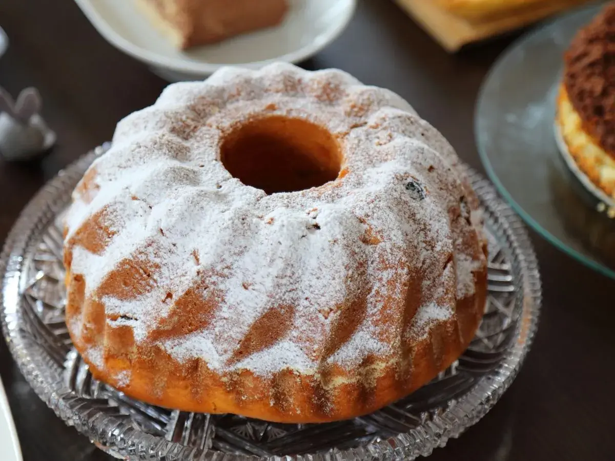 Wilgotna babka piaskowa z rodzynkami, oprószona cukrem pudrem. Ewa gotuje i piecze pyszności!