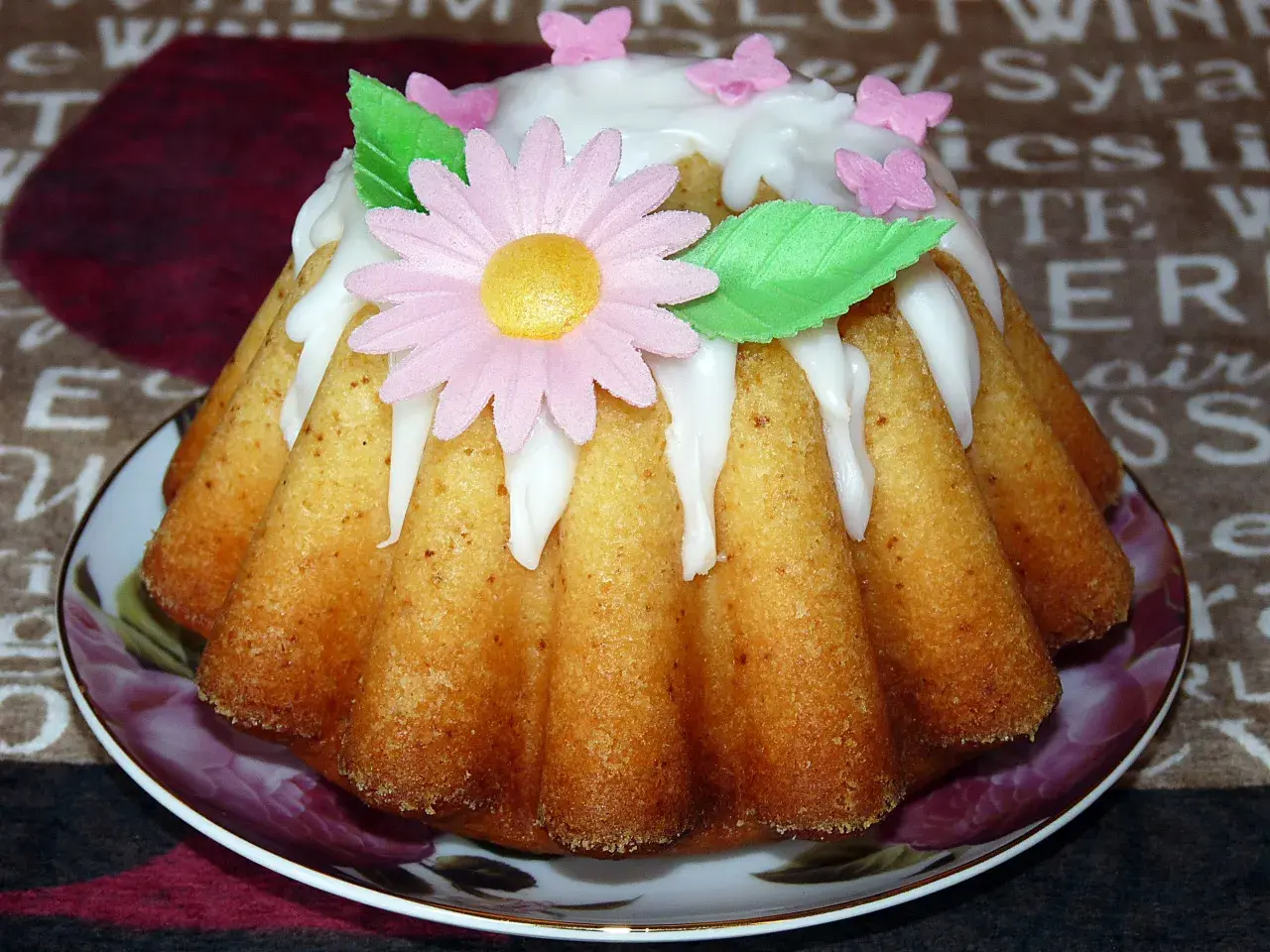 Babka cytrynowa bardzo wilgotna mniam, ozdobiona lukrem, kwiatkiem i motylkami. Wygląda apetycznie!
