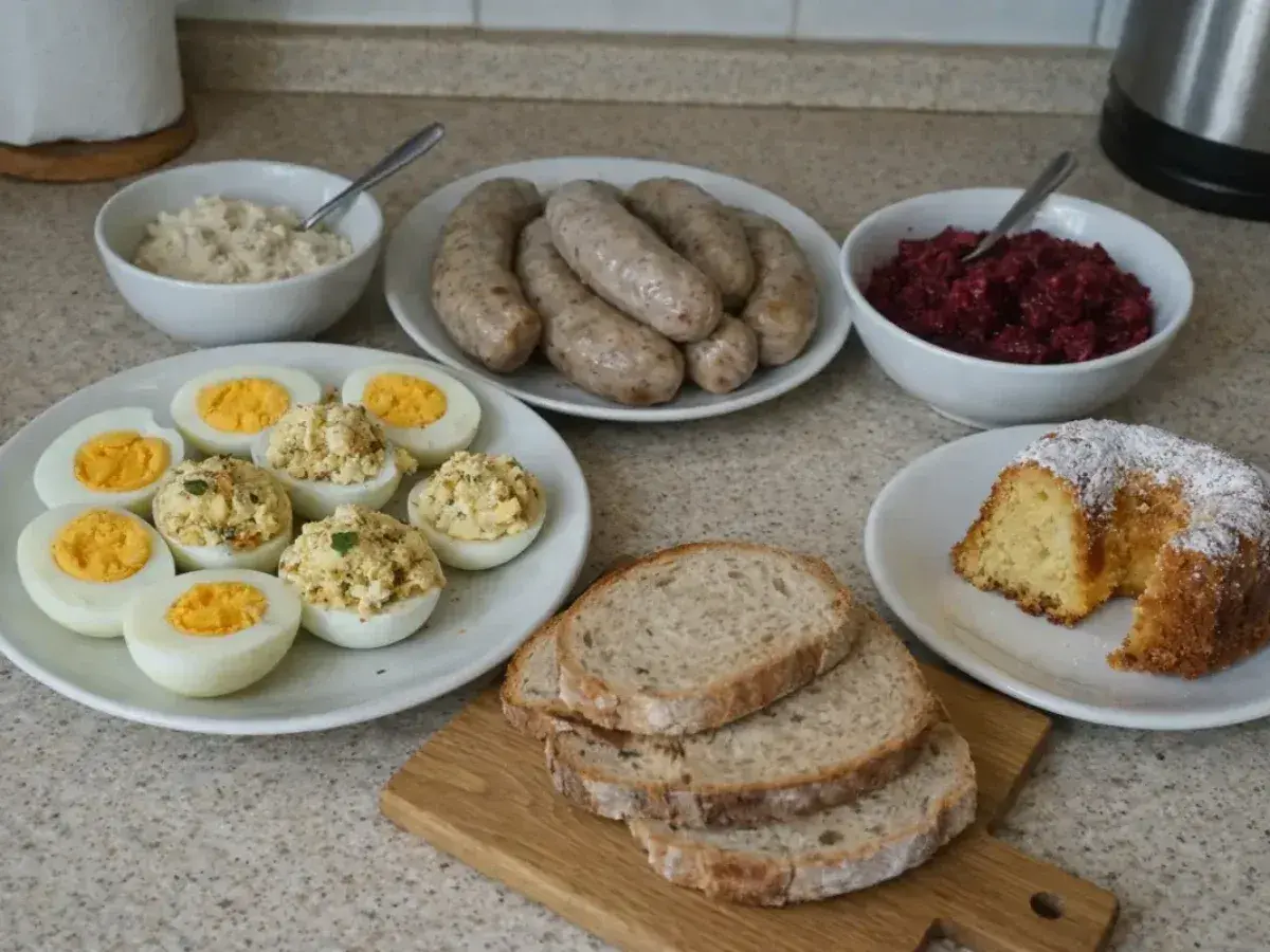 Wielkanocne menu: jajka faszerowane, biała kiełbasa, chrzan, ćwikła, chleb i babka.