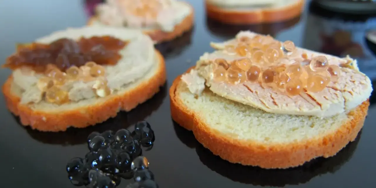 Koreczki z pasztetem i kawiorową nutą. Czy to foie gras? Delikatne smaki na chrupiącej grzance.