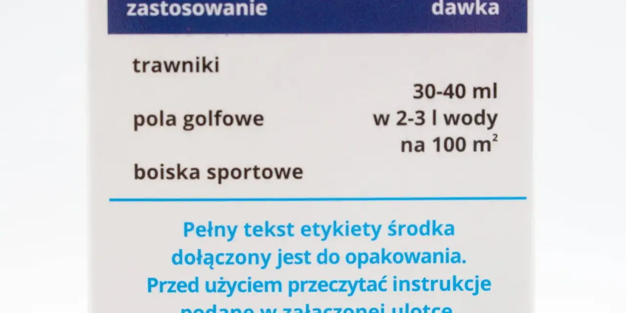 Instrukcja stosowania środka do pielęgnacji trawników, pól golfowych i boisk sportowych. Dawka: 30-40 ml na 100 m².