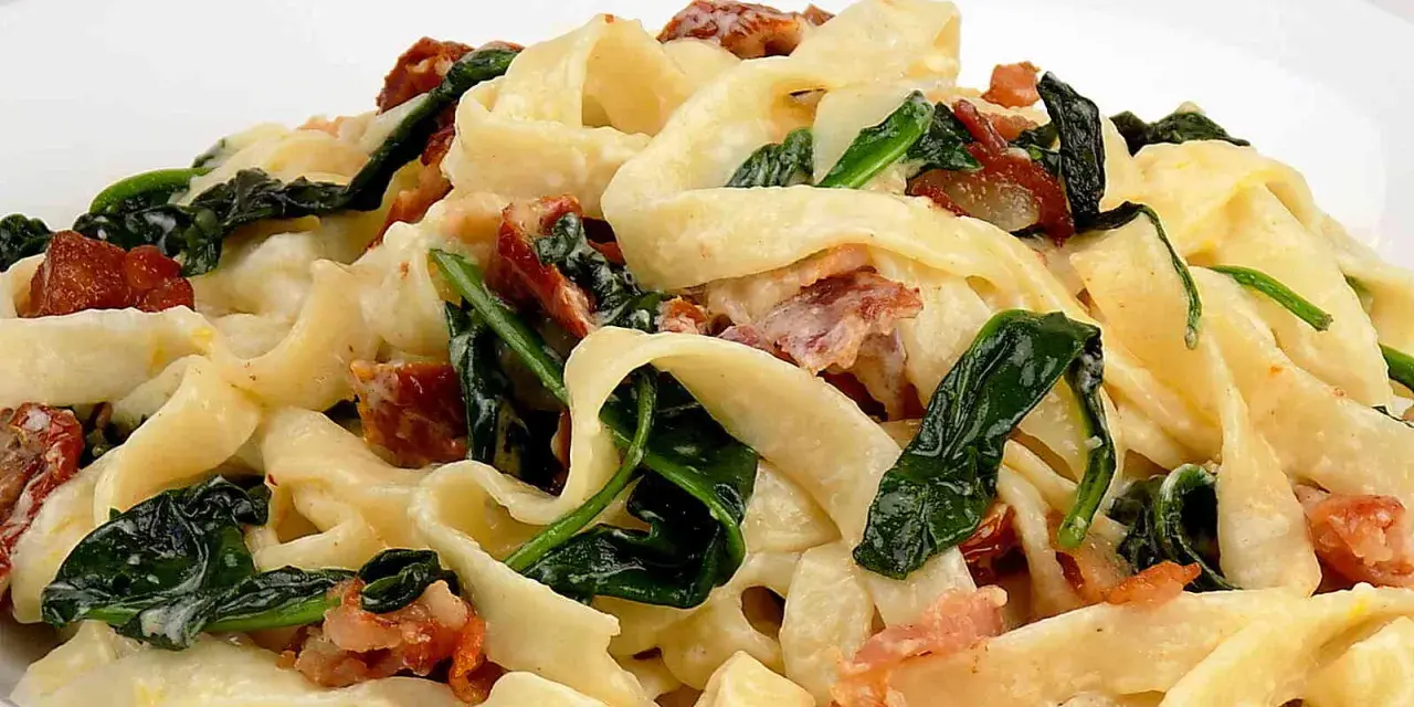 Pappardelle z chrupiącym boczkiem i szpinakiem w kremowym sosie mascarpone. Pyszne danie, które rozpływa się w ustach.