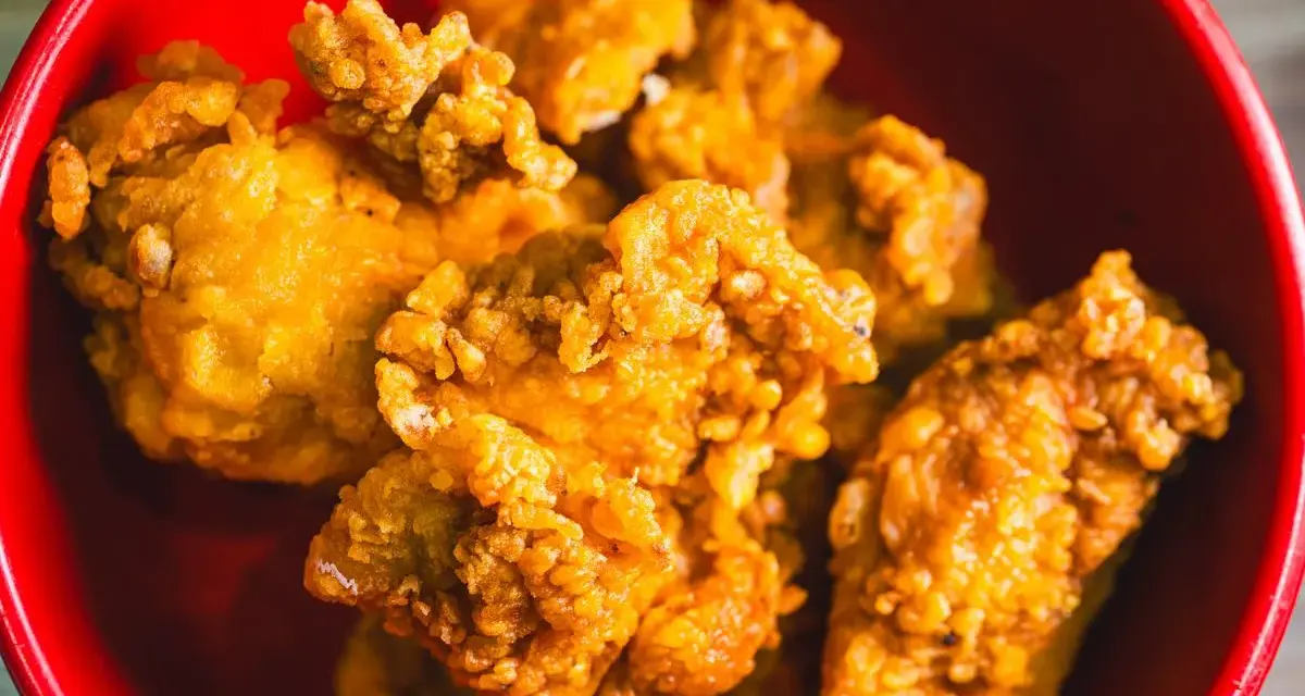 Chrupiący kurczak karaage w czerwonej misce. Idealna przekąska na imprezę.