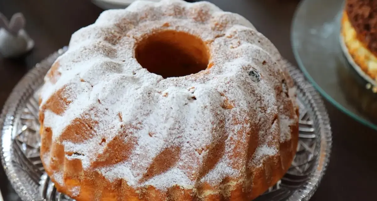 Wilgotna babka piaskowa z rodzynkami, oprószona cukrem pudrem. Ewa gotuje i piecze pyszności!