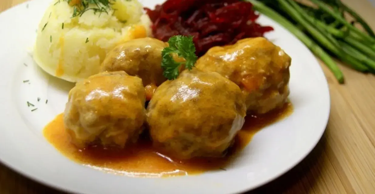 Pulpety w sosie pomidorowym jak u babci, podane z puree ziemniaczanym i buraczkami. Pyszny, domowy obiad.