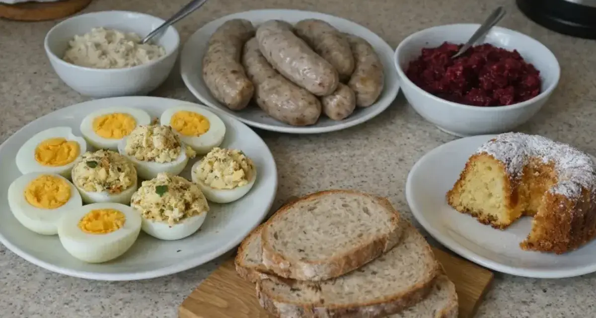 Wielkanocne menu: jajka faszerowane, biała kiełbasa, chrzan, ćwikła, chleb i babka.
