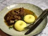Gulasz z dzika z kluskami śląskimi, ozdobiony koperkiem. Aromatyczne danie, które rozpływa się w ustach.