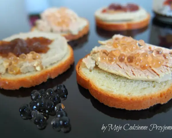 Koreczki z pasztetem i kawiorową nutą. Czy to foie gras? Delikatne smaki na chrupiącej grzance.