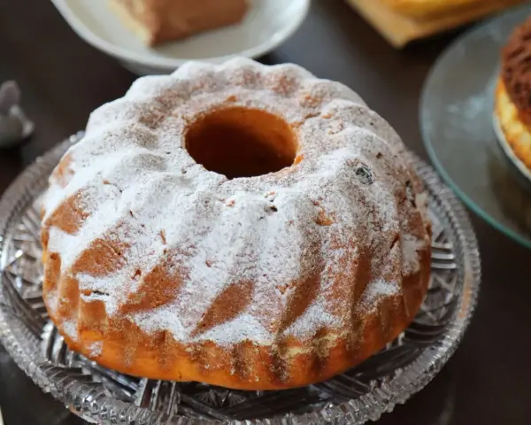 Wilgotna babka piaskowa z rodzynkami, oprószona cukrem pudrem. Ewa gotuje i piecze pyszności!