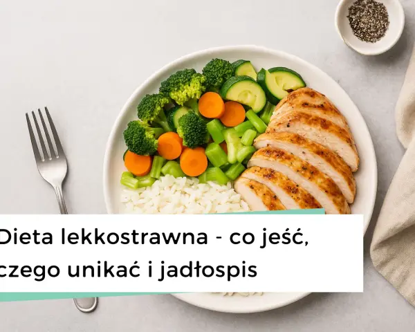 Talerz z kurczakiem, ryżem i warzywami. Idealny jadłospis na tydzień dla diety lekkostrawnej.