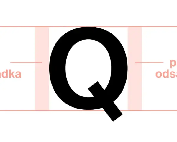 Duża, czarna litera Q, jak monogram, z zaznaczonymi lewą i prawą odsadką.