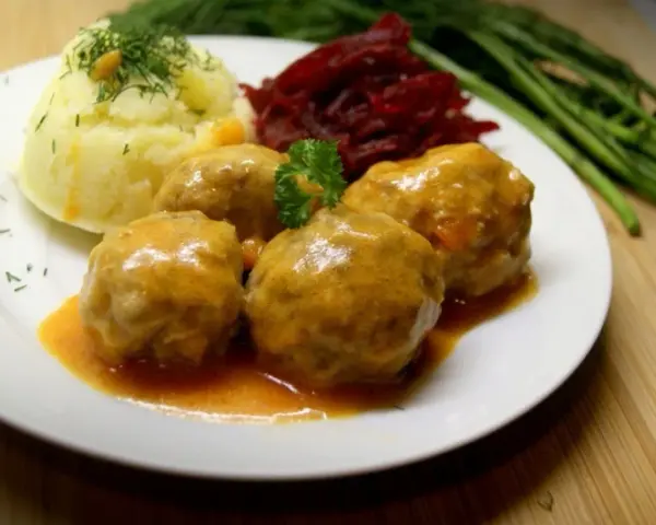 Pulpety w sosie pomidorowym jak u babci, podane z puree ziemniaczanym i buraczkami. Pyszny, domowy obiad.