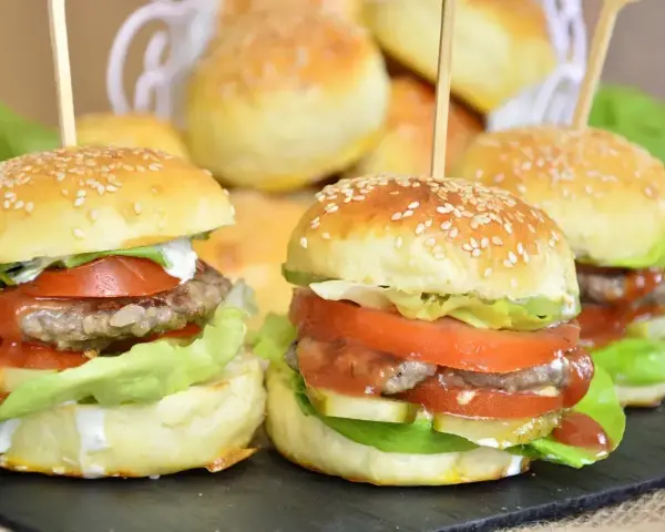 Mini burgery przepis na imprezę. Soczyste kotlety, świeże warzywa i puszne bułeczki. Idealne na każdą okazję!
