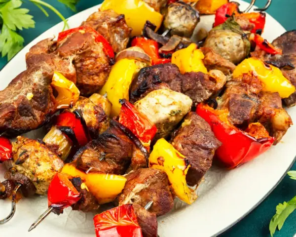 Szarańcza z mięsem i papryką, idealna do grillowania. Marynata nadała im wspaniały smak.