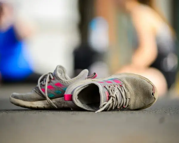 Jak naprawić dziurę w bucie - sprawdzone metody na skuteczną naprawę
