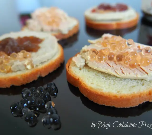 Koreczki z pasztetem i kawiorową nutą. Czy to foie gras? Delikatne smaki na chrupiącej grzance.