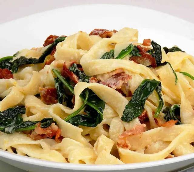 Pappardelle z chrupiącym boczkiem i szpinakiem w kremowym sosie mascarpone. Pyszne danie, które rozpływa się w ustach.