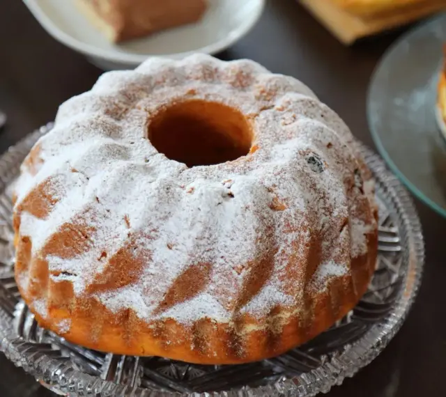 Wilgotna babka piaskowa z rodzynkami, oprószona cukrem pudrem. Ewa gotuje i piecze pyszności!
