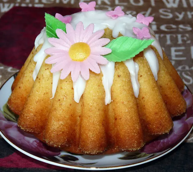 Babka cytrynowa bardzo wilgotna mniam, ozdobiona lukrem, kwiatkiem i motylkami. Wygląda apetycznie!