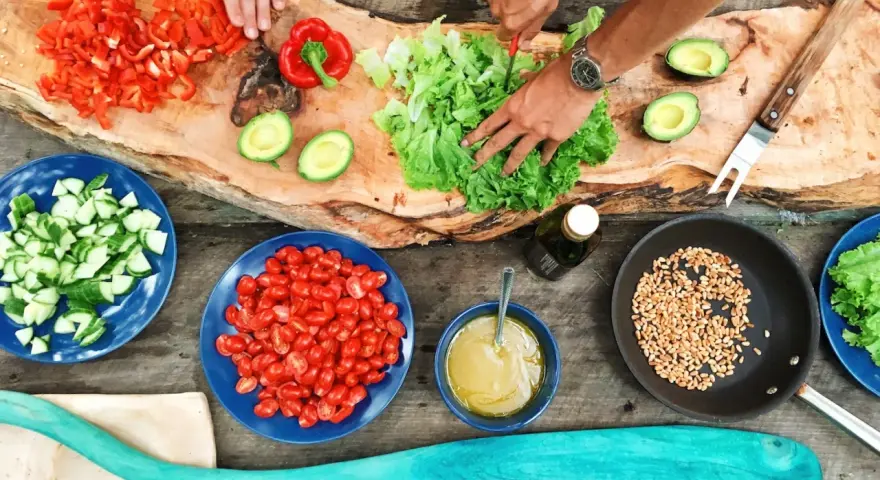 Przygotowanie świeżej sałatki z pomidorów, ogórków, awokado i papryki. Idealne monsieur cuisine przepisy na lato.