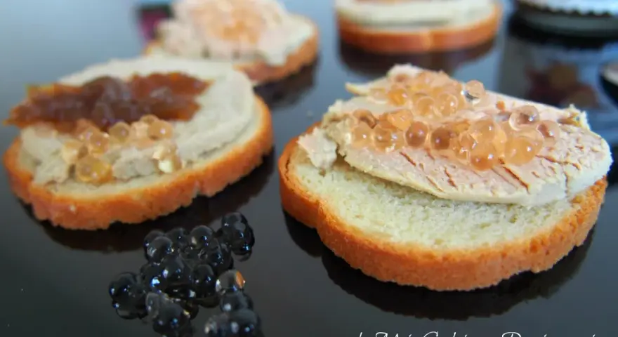 Koreczki z pasztetem i kawiorową nutą. Czy to foie gras? Delikatne smaki na chrupiącej grzance.