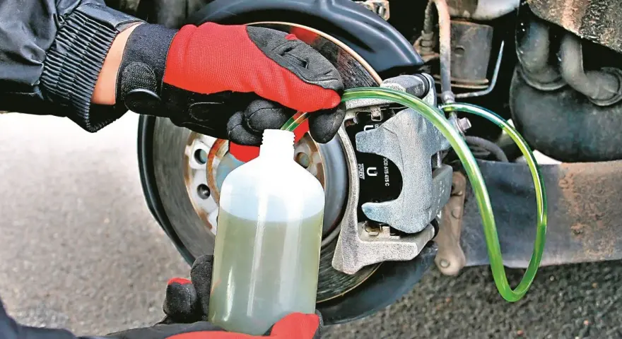 Jak naprawić pęknięty przewód hamulcowy - uniknij niebezpieczeństwa na drodze