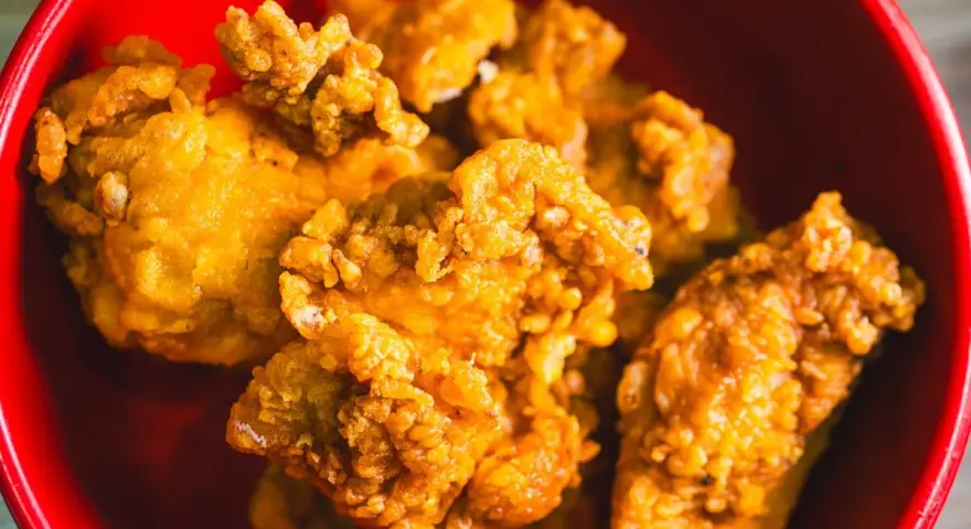 Chrupiący kurczak karaage w czerwonej misce. Idealna przekąska na imprezę.