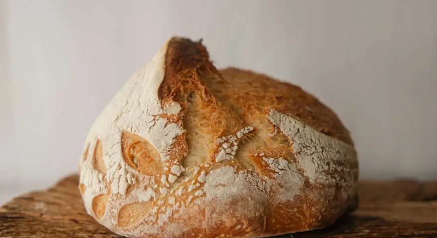 Chleb na zakwasie, z chrupiącą skórką i ozdobnym nacięciem. Idealny przykład, jak zrobić zakwas na chleb.