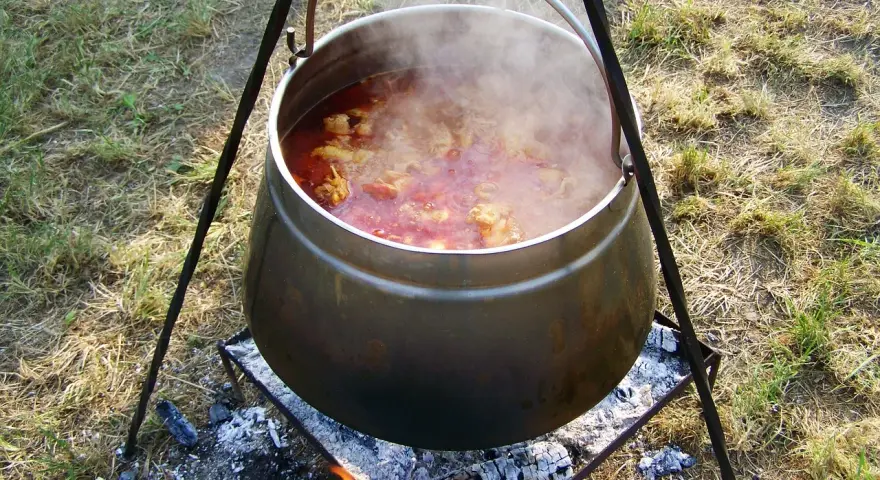 Pyszny kociołek z mięsem i kapustą gotuje się na ognisku. Idealny przepis na jesienne wieczory.