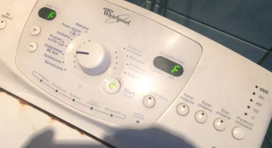 Jak naprawić błąd F08 w pralce Whirlpool i uniknąć kosztownych napraw