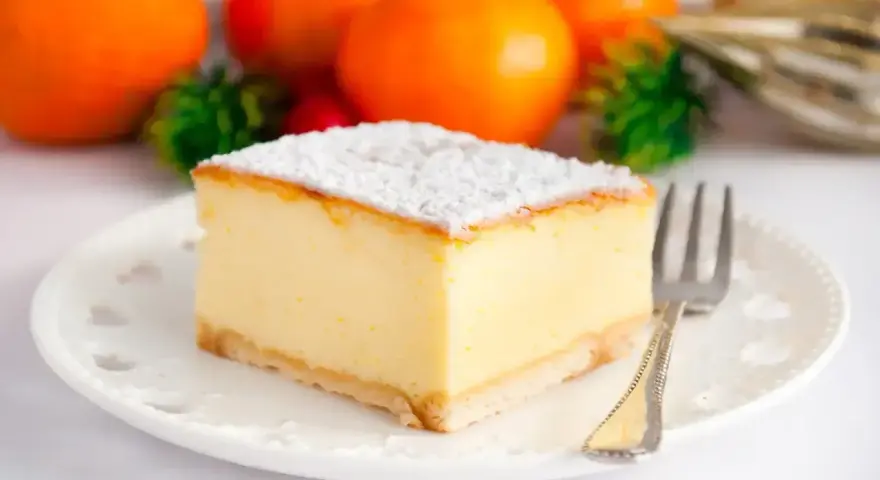 Pyszny sernik z wiaderka, idealny na deser. Zastanawiasz się, jak długo piec sernik z wiaderka, by był idealny?