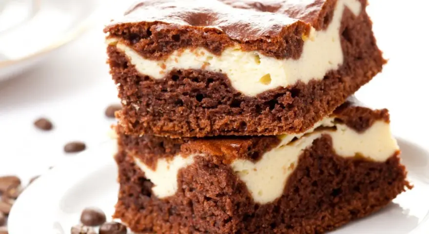 Szybkie ciasto z twarogiem, czekoladowe brownie z kremową warstwą serową, idealne na deser.