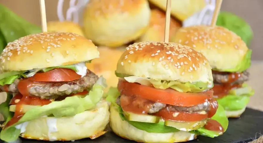 Mini burgery przepis na imprezę. Soczyste kotlety, świeże warzywa i puszne bułeczki. Idealne na każdą okazję!