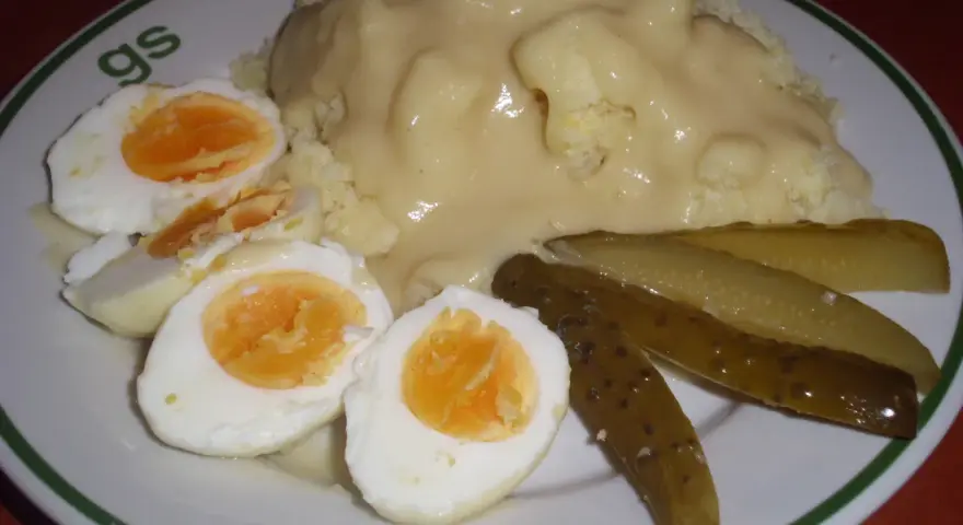 Jajka w sosie musztardowym z ziemniakami i ogórkami kiszonymi. Pyszne jajka w sosie musztardowym, idealne na obiad.