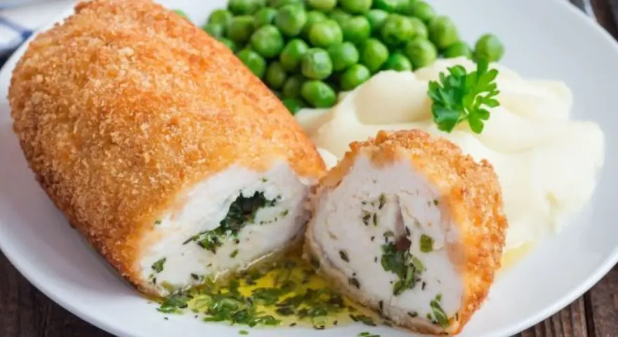 Kotlet de volaille z zielonym groszkiem i puree ziemniaczanym. Jedno z 50 pomysłów na obiad, które zachwycą każdego.
