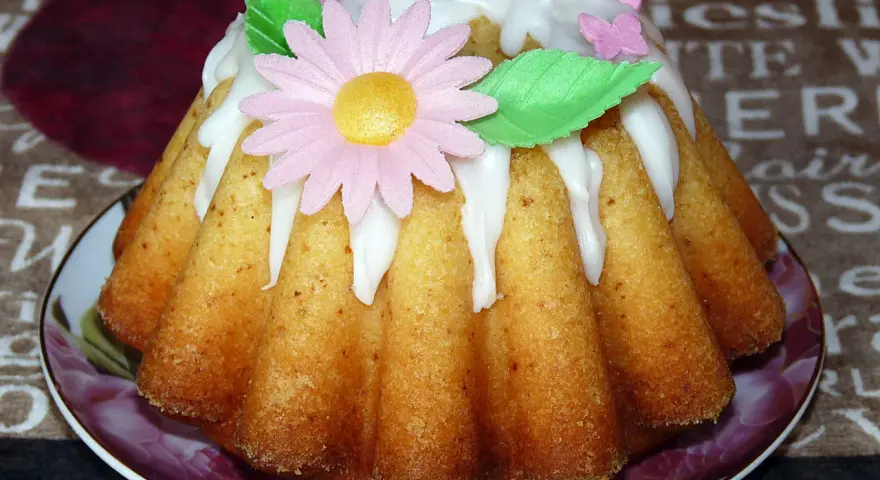 Babka cytrynowa bardzo wilgotna mniam, ozdobiona lukrem, kwiatkiem i motylkami. Wygląda apetycznie!