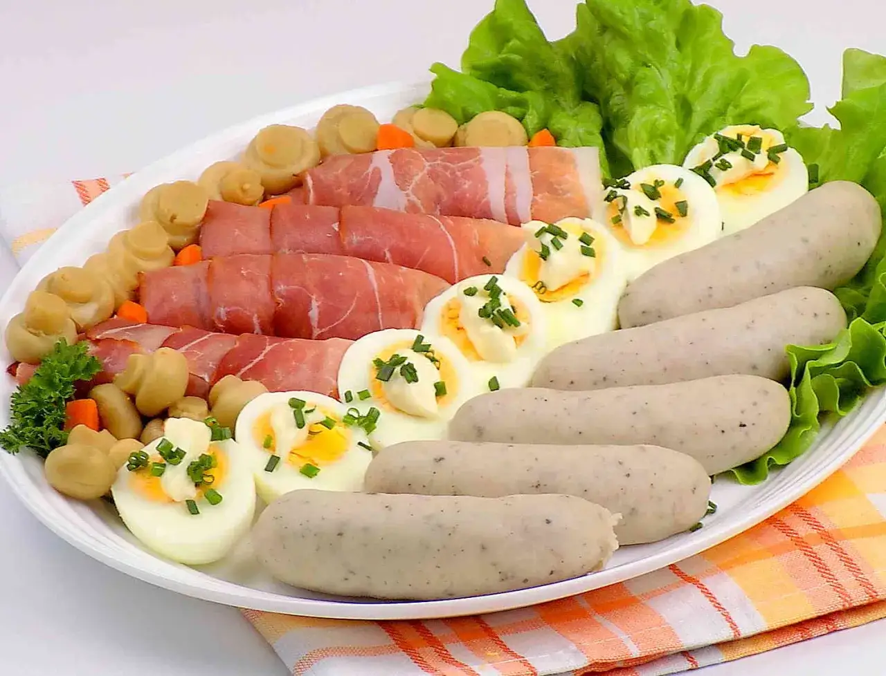 Półmis z wędlinami, jajka z chrzanem i majonezem, pieczarki i sałata. Idealna przekąska na wielkanocny stół.