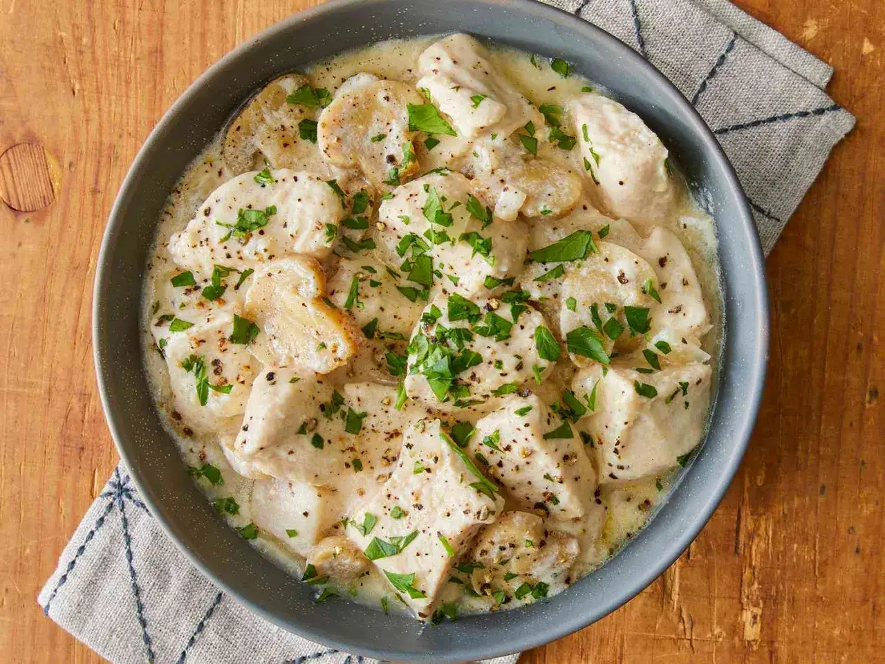 Kremowy kurczak z ziemniakami, posypany natką pietruszki. Idealny do Monsieur Cuisine przepisy.
